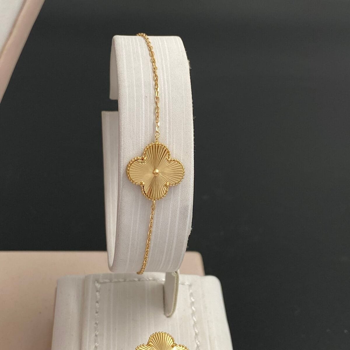 ⁦طقم ذهب عيار 18 الوزن 7.81 جرام⁩ - الصورة ⁦5⁩