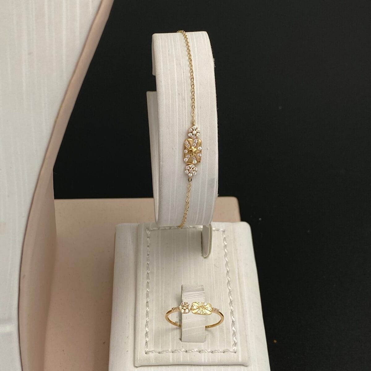 ⁦طقم ذهب عيار 18 الوزن 5.88 جرام⁩ - الصورة ⁦3⁩
