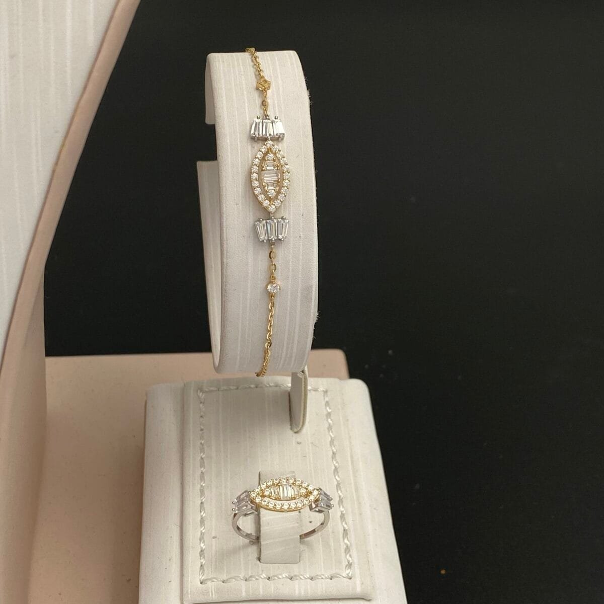 ⁦طقم ذهب عيار 18 الوزن 8.97 جرام⁩ - الصورة ⁦3⁩