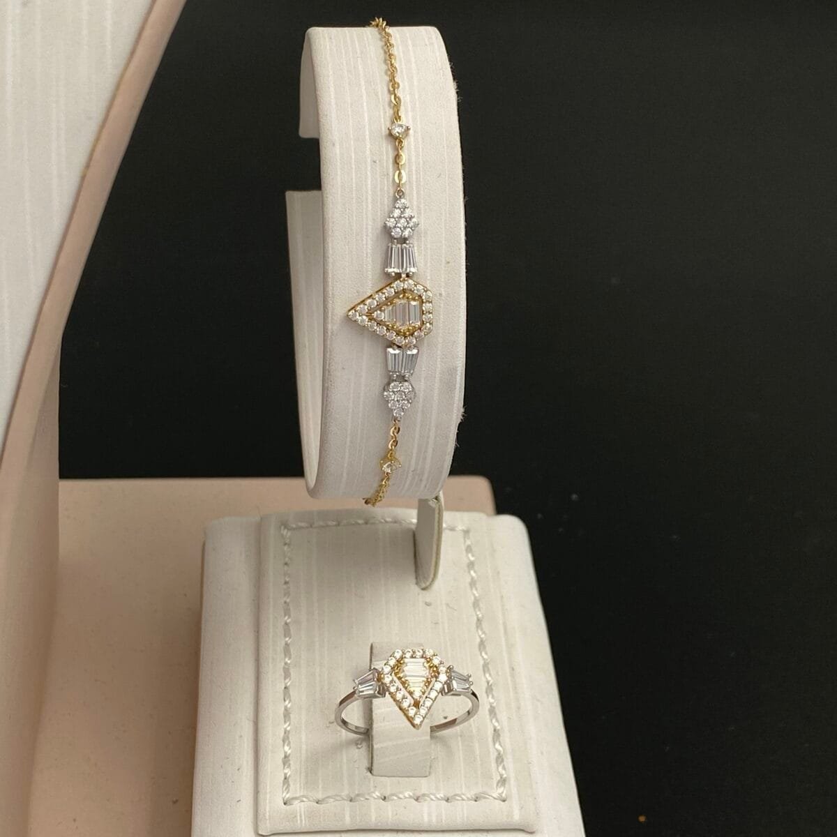 ⁦طقم ذهب عيار 18 الوزن 7.99 جرام⁩ - الصورة ⁦3⁩