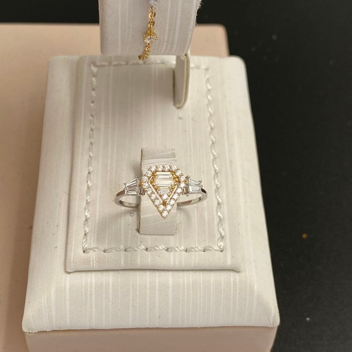 ⁦طقم ذهب عيار 18 الوزن 7.99 جرام⁩ - الصورة ⁦4⁩