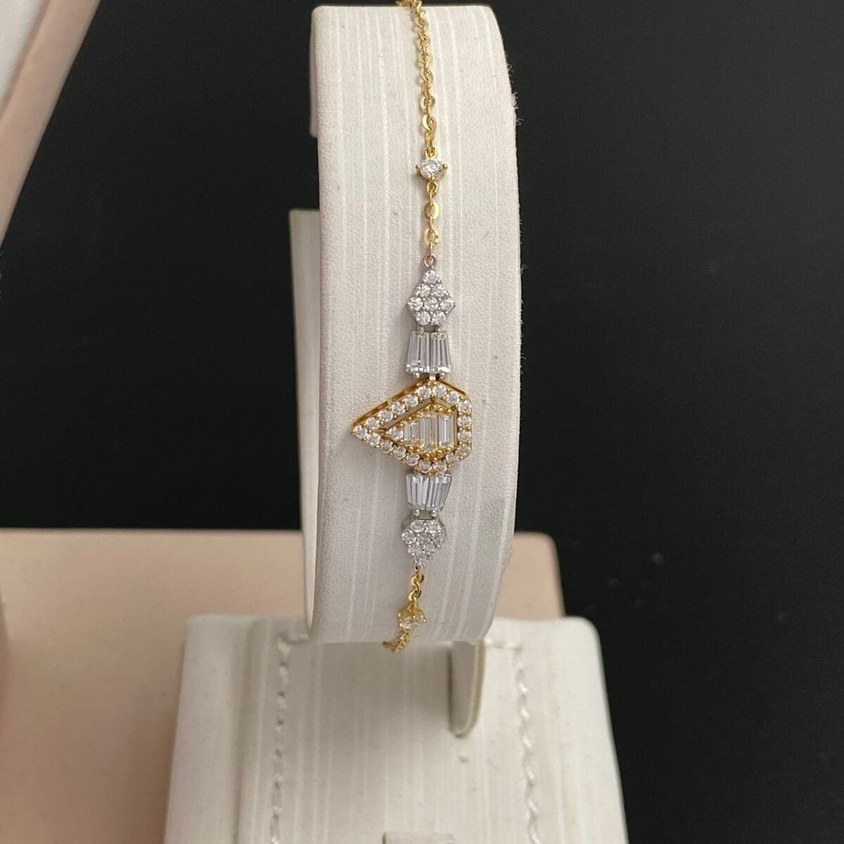 ⁦طقم ذهب عيار 18 الوزن 7.99 جرام⁩ - الصورة ⁦5⁩