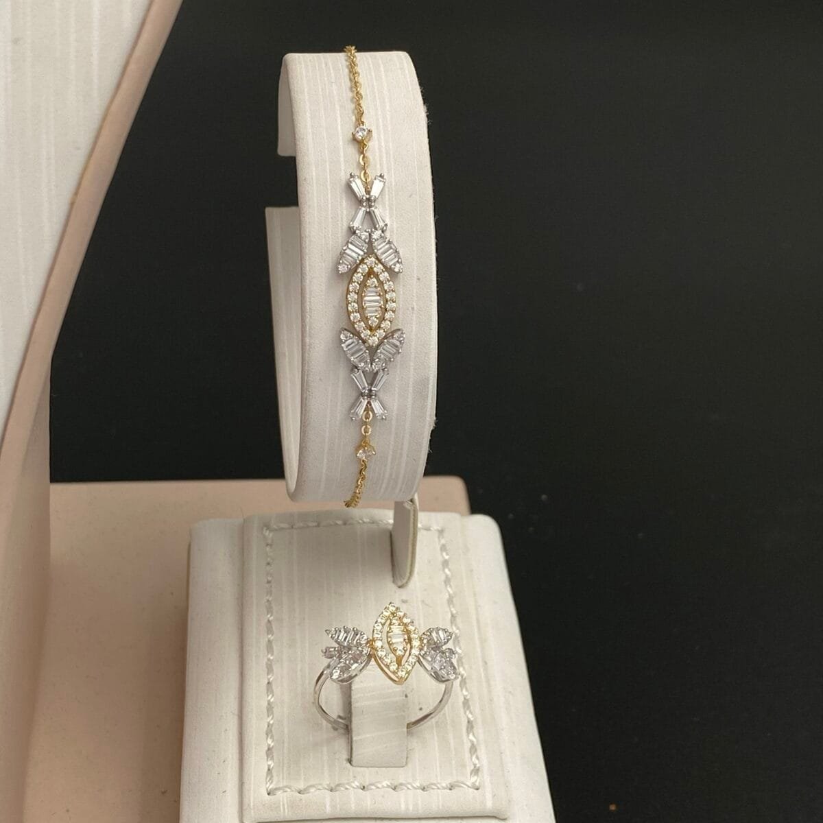 ⁦طقم ذهب عيار 18 الوزن 9.98 جرام⁩ - الصورة ⁦3⁩