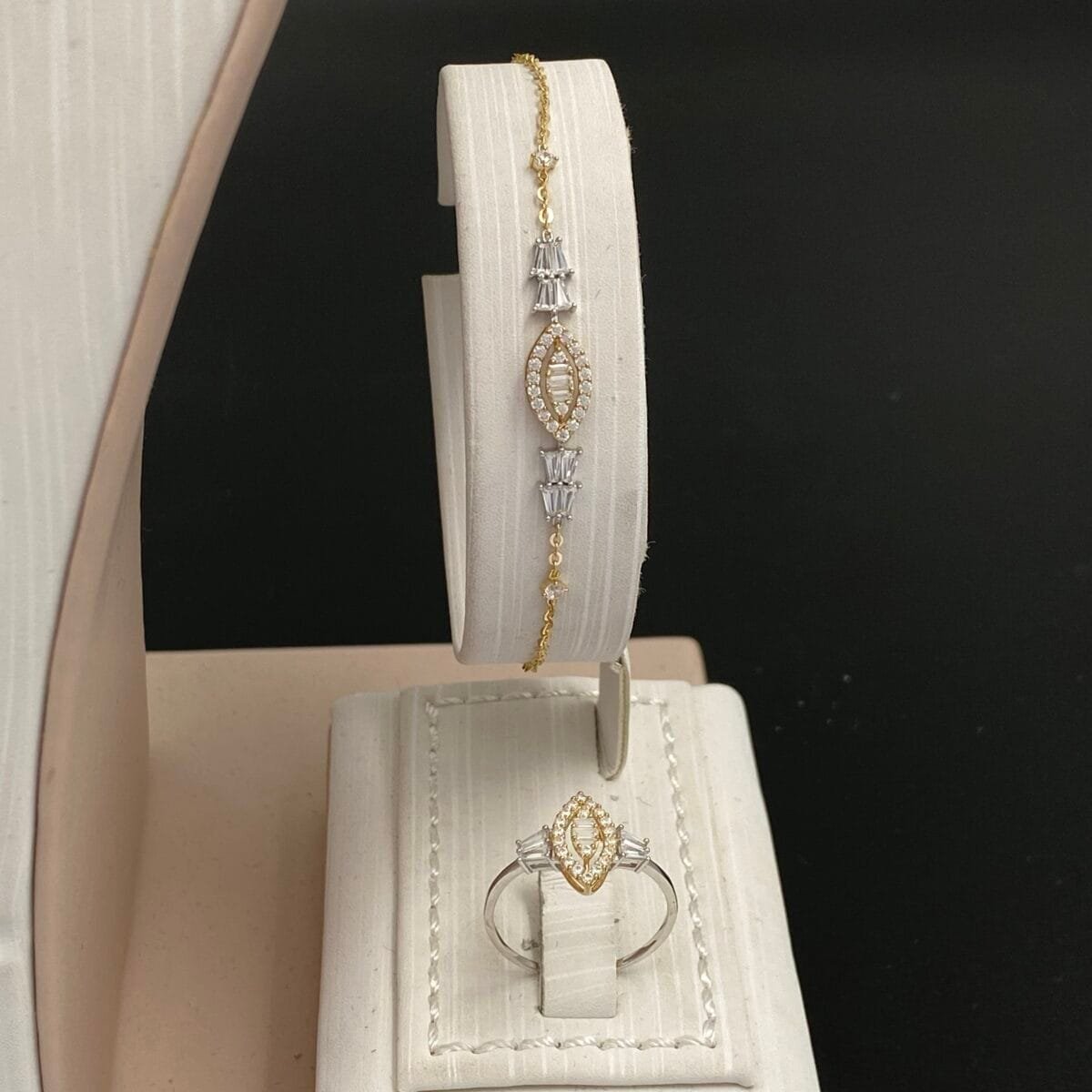 ⁦طقم ذهب عيار 18 الوزن 9.67 جرام⁩ - الصورة ⁦3⁩