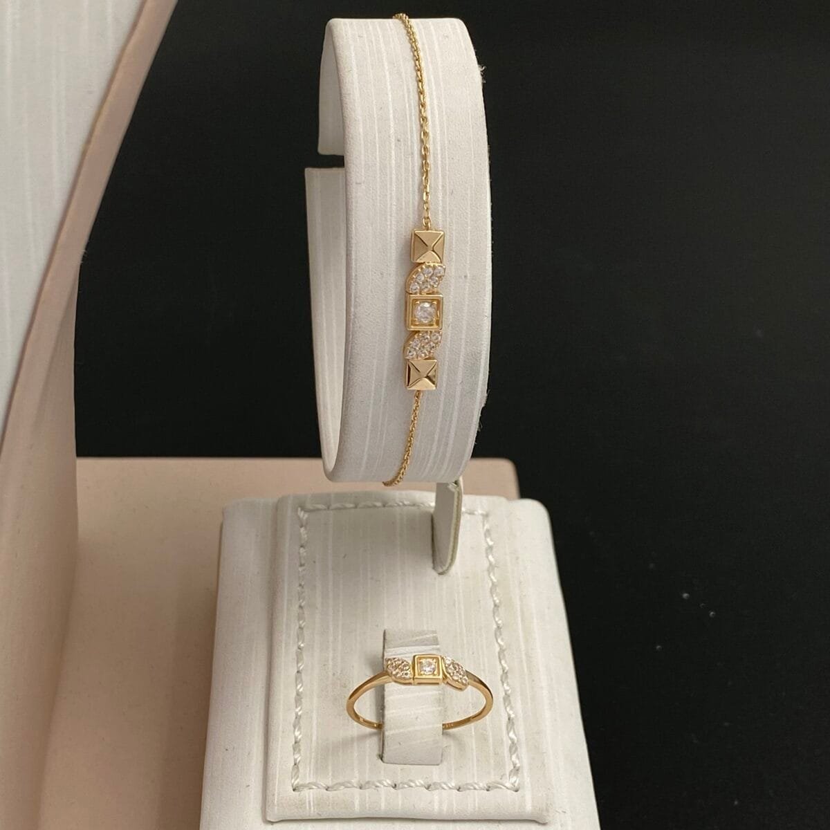 ⁦طقم ذهب عيار 18 الوزن 10.82 جرام⁩ - الصورة ⁦3⁩