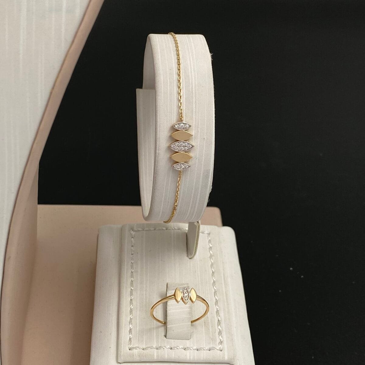 ⁦طقم ذهب عيار 18 الوزن 8.39 جرام⁩ - الصورة ⁦3⁩