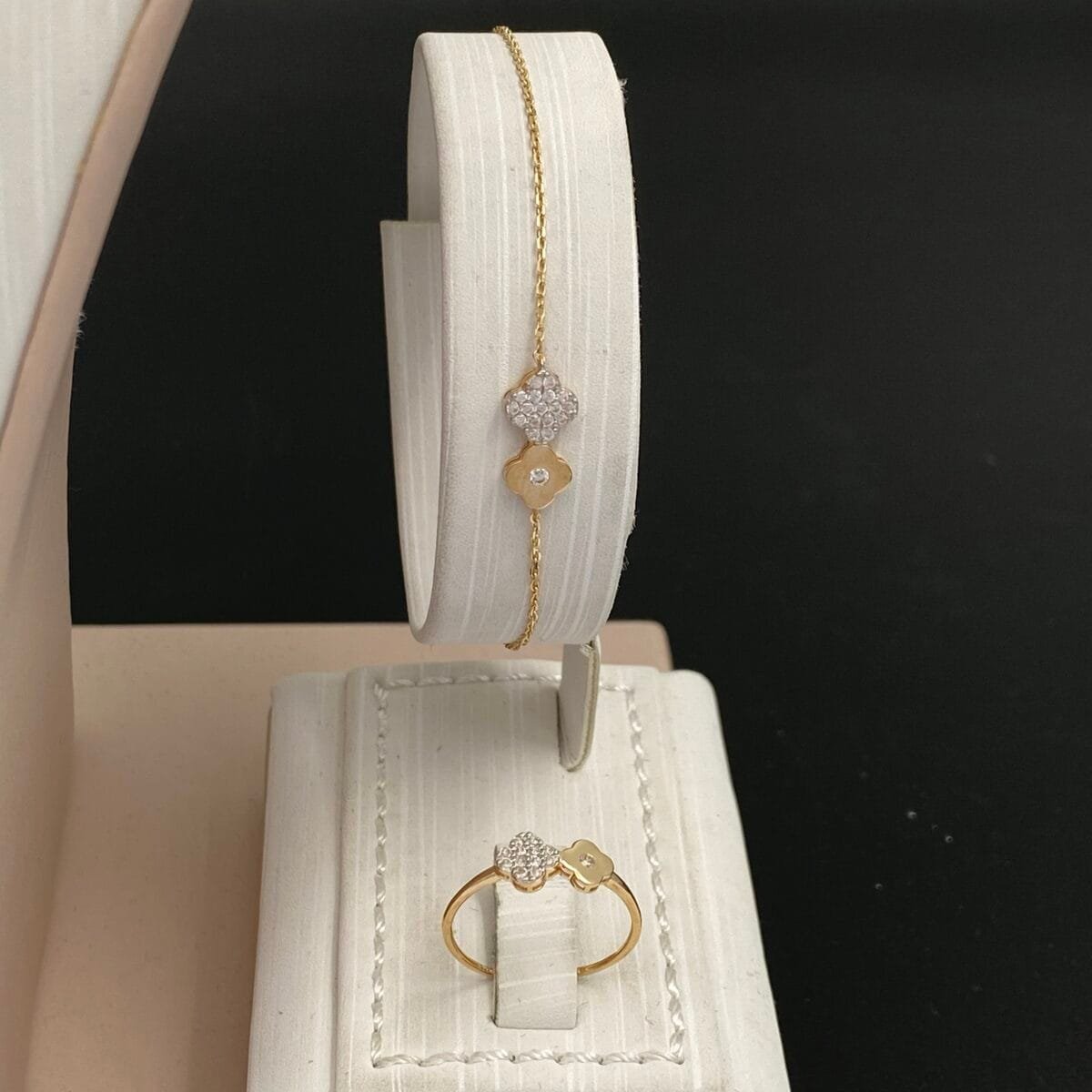 ⁦طقم ذهب عيار 18 الوزن 7.97 جرام⁩ - الصورة ⁦3⁩