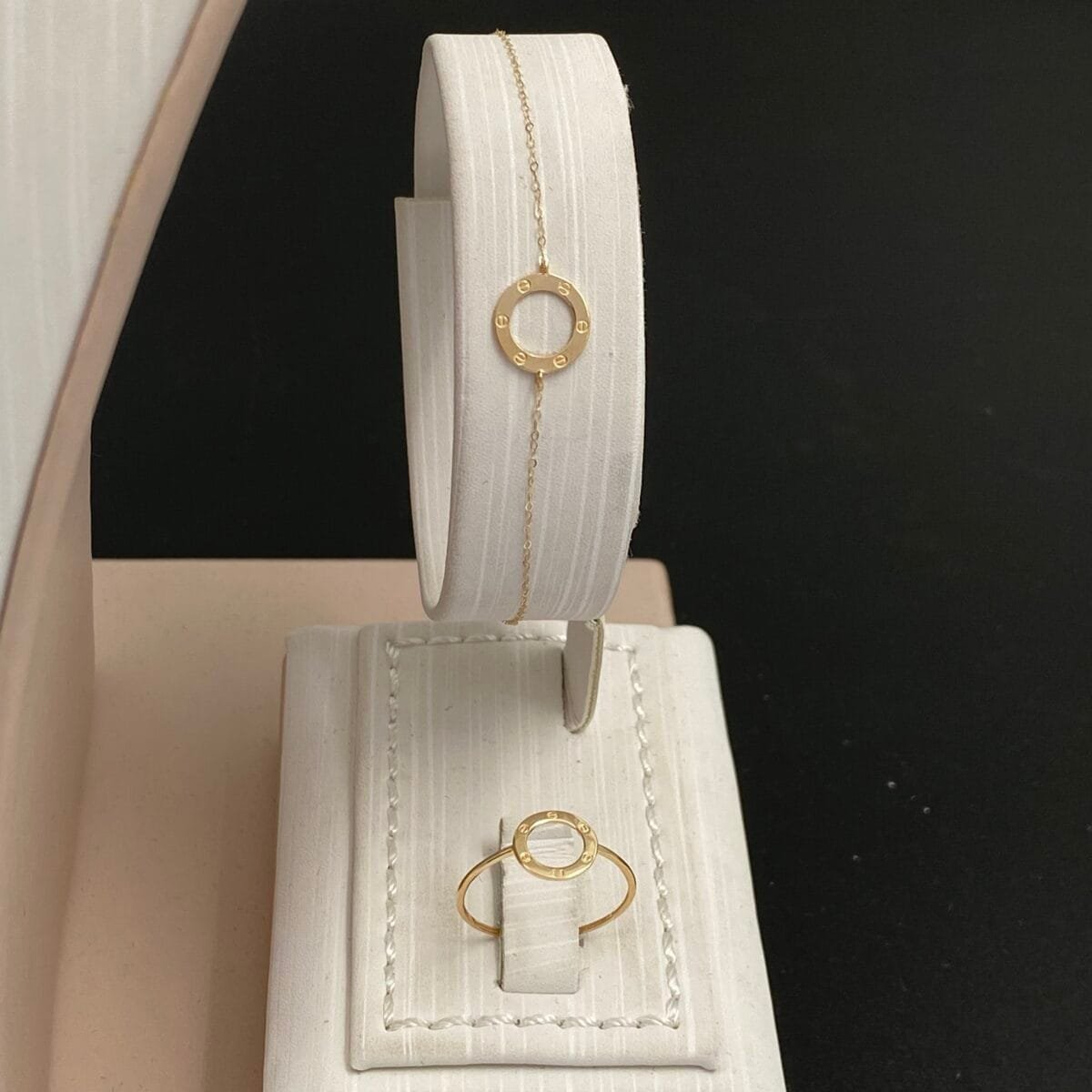 ⁦طقم ذهب عيار 18 الوزن 1.97 جرام⁩ - الصورة ⁦3⁩