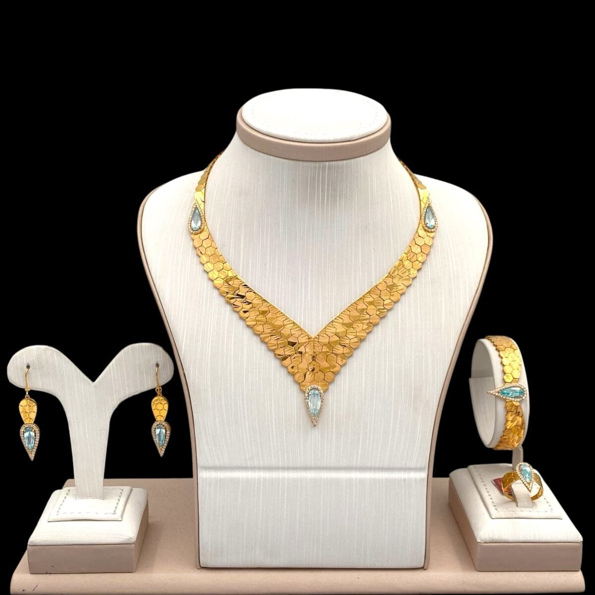 طقم ذهب عيار 21 الوزن 40.95 جرام
