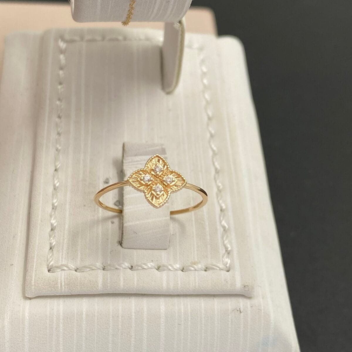 ⁦طقم ذهب عيار 18 الوزن 2.79 جرام⁩ - الصورة ⁦4⁩