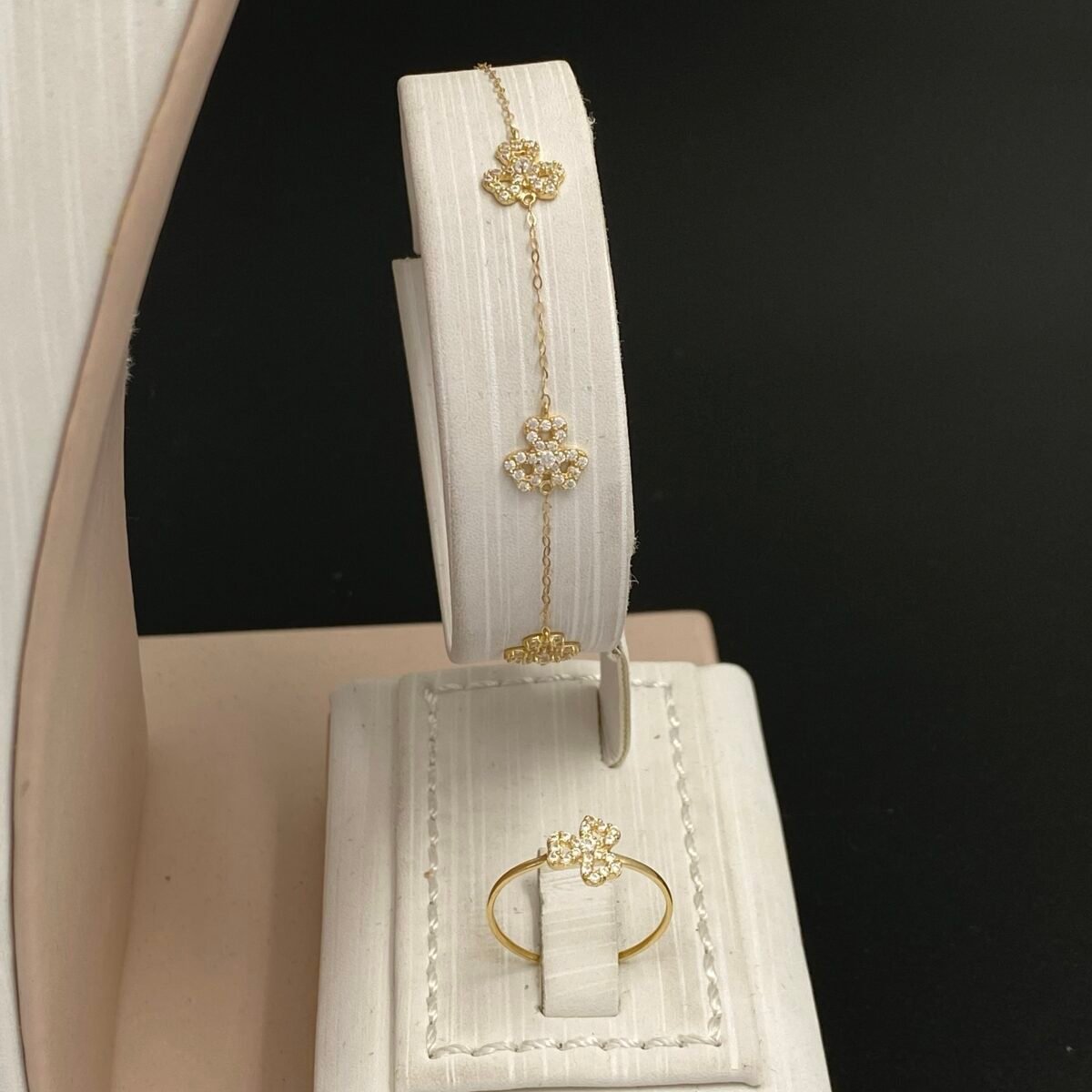 ⁦طقم ذهب عيار 18 الوزن 3.80 جرام⁩ - الصورة ⁦3⁩