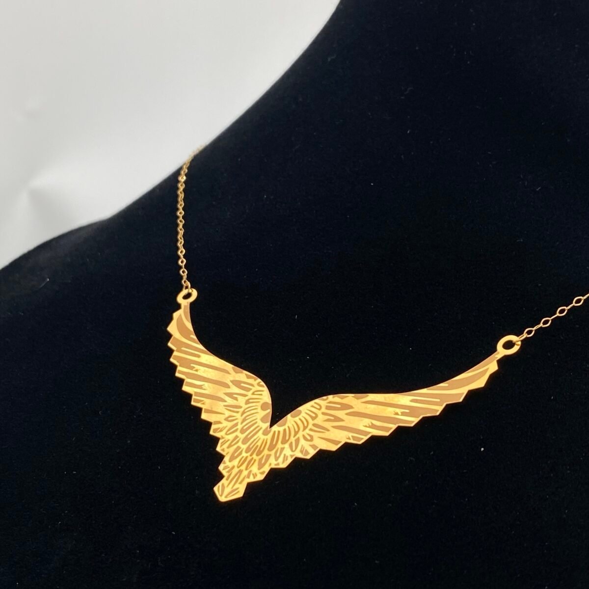 ⁦عقد جناح الصقر ذهب عيار 21 الوزن 2.3 جرام⁩ - الصورة ⁦3⁩