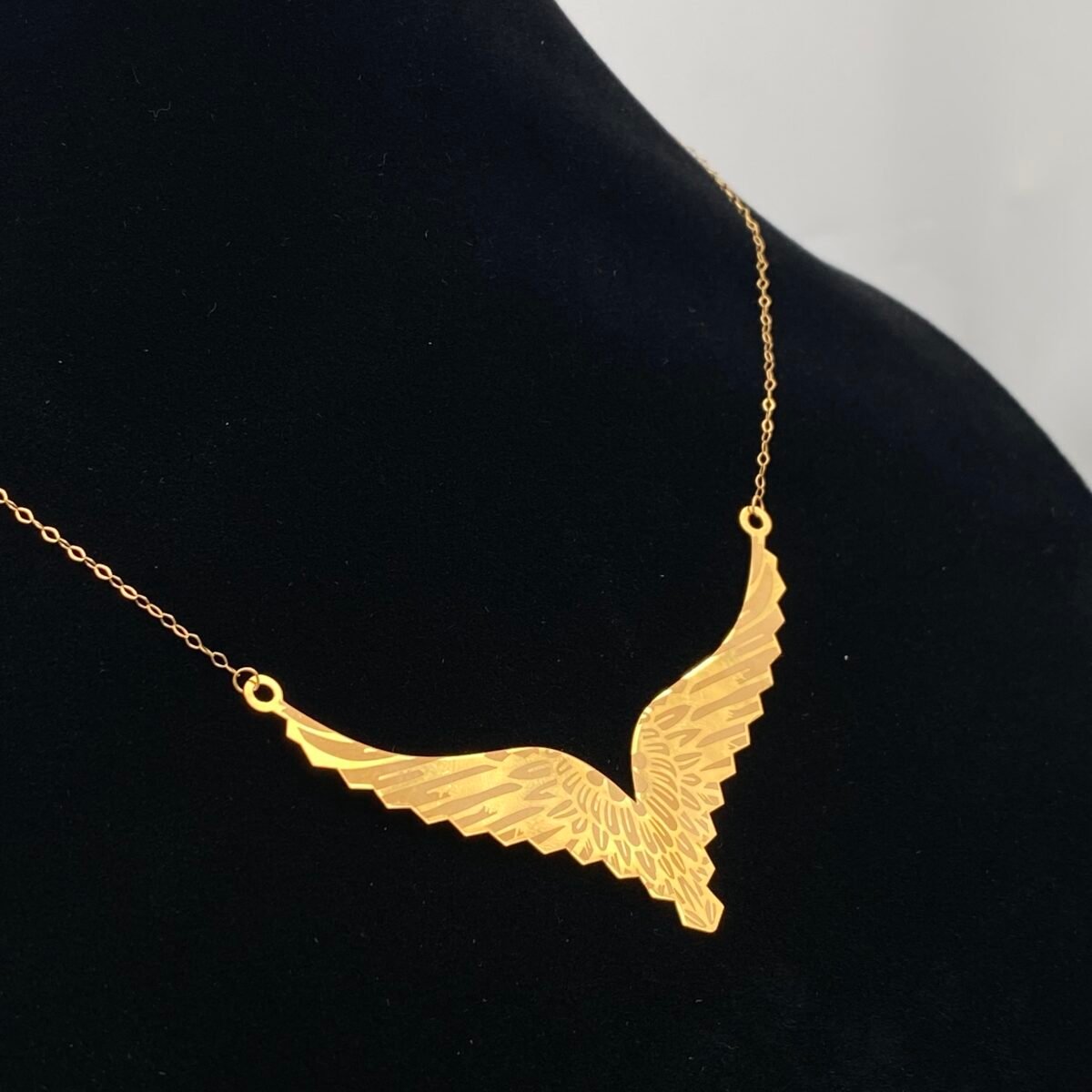 ⁦عقد جناح الصقر ذهب عيار 21 الوزن 2.3 جرام⁩ - الصورة ⁦4⁩