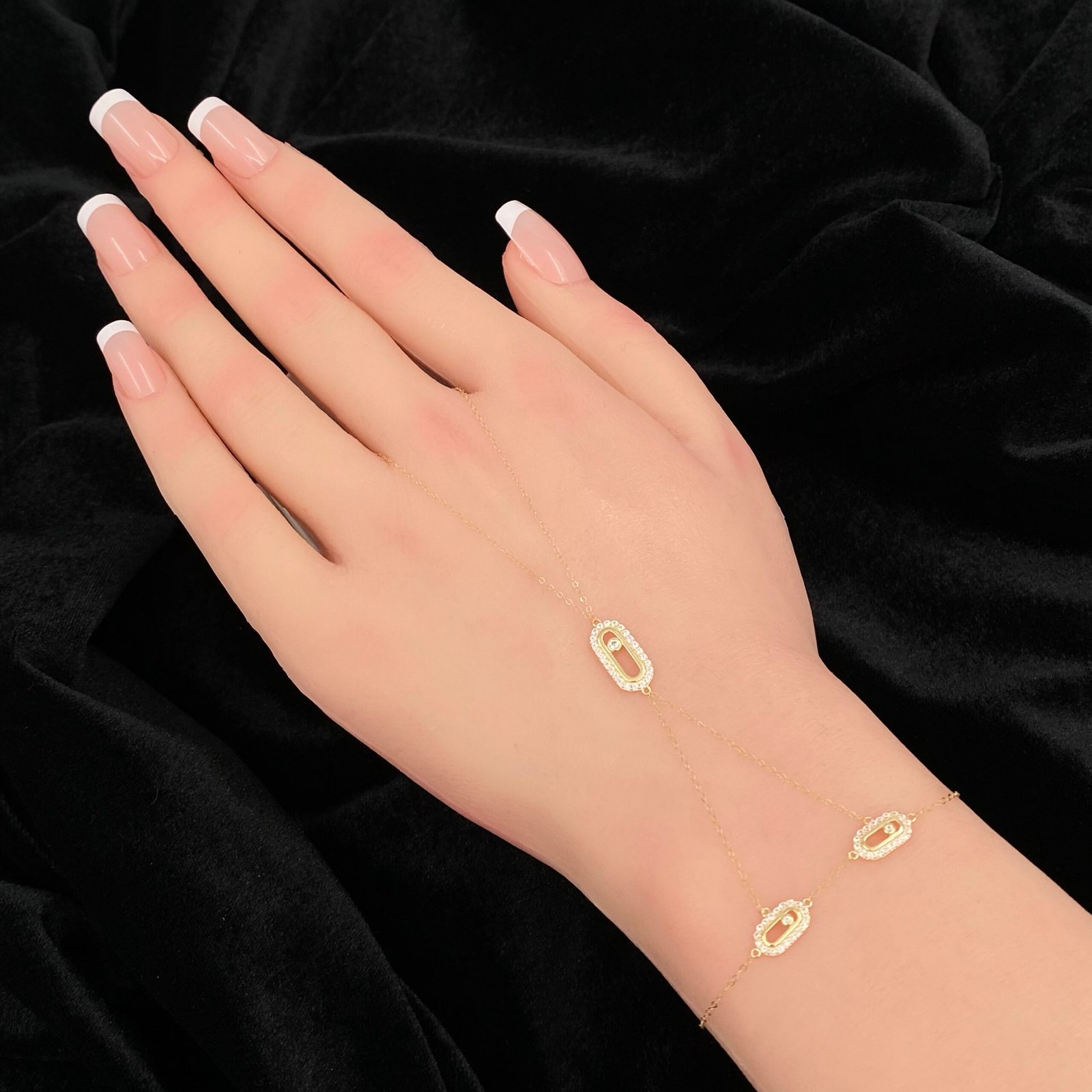 كف ذهب عيار 18 الوزن 1.38 جرام 1 كف ذهب عيار 18 وزن 1.38 جرام تصميم عصري راقي يناسب جميع الأذواق والمناسبات من معارض قمة زاوية الشفاء للذهب والمجوهرات بالرياض