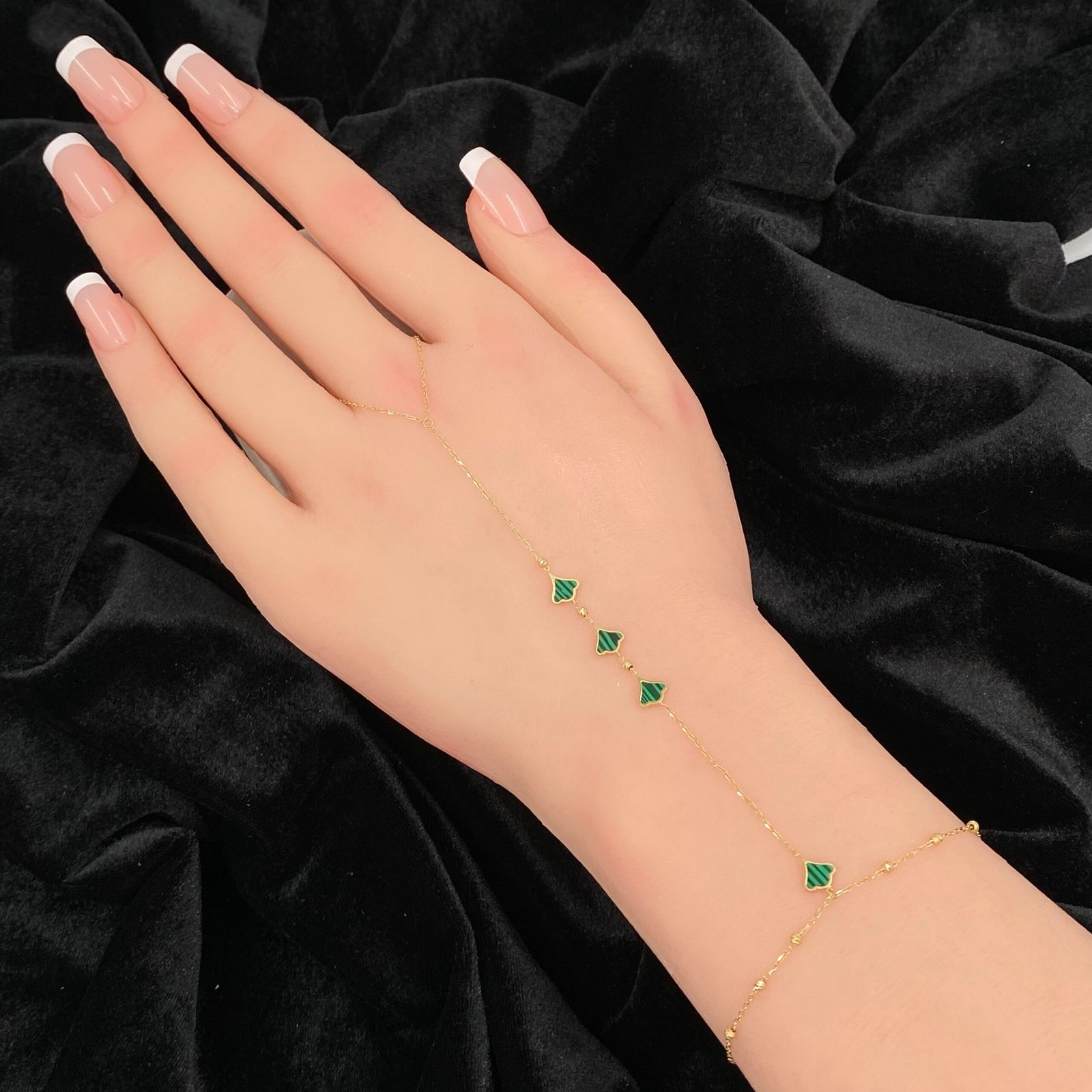 كف ذهب عيار 18 الوزن 1.67 جرام 1 كف ذهب عيار 18 وزن 1.67 جرام تصميم عصري راقي يناسب جميع الأذواق والمناسبات من معارض قمة زاوية الشفاء للذهب والمجوهرات بالرياض