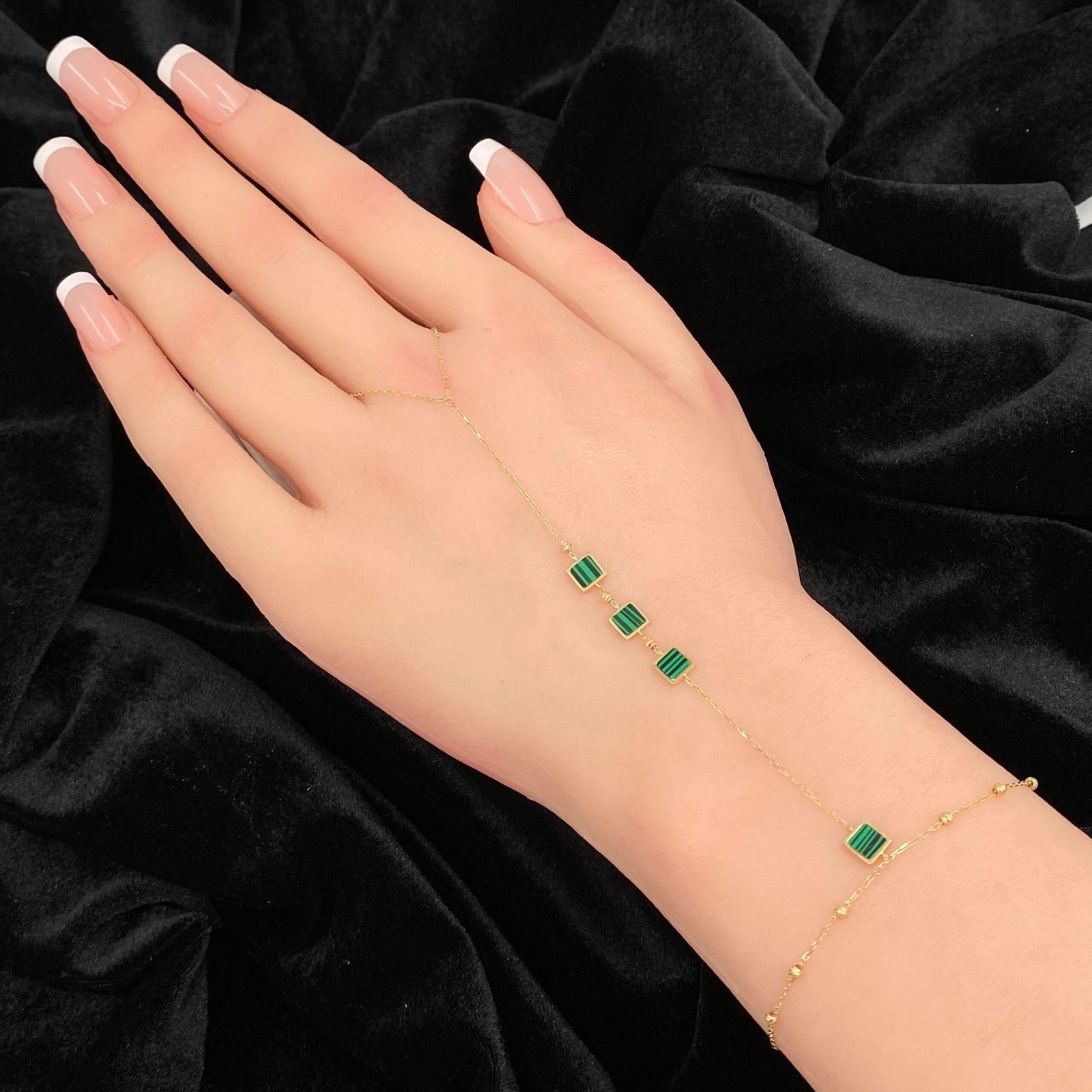 كف ذهب عيار 18 الوزن 1.67 جرام 1 كف ذهب عيار 18 وزن 1.67 جرام تصميم عصري راقي يناسب جميع الأذواق والمناسبات من معارض قمة زاوية الشفاء للذهب والمجوهرات بالرياض