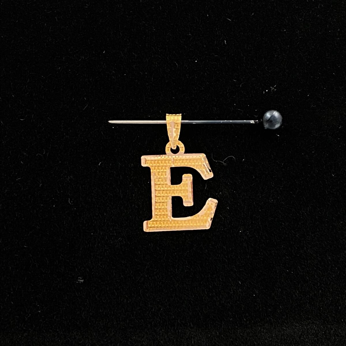 ⁦حرف E ذهب عيار 21 الوزن 0.27 جرام⁩ - الصورة ⁦2⁩