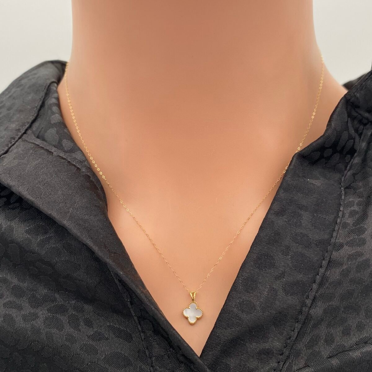 عقد ذهب عيار 18 الوزن 0.53 جرام