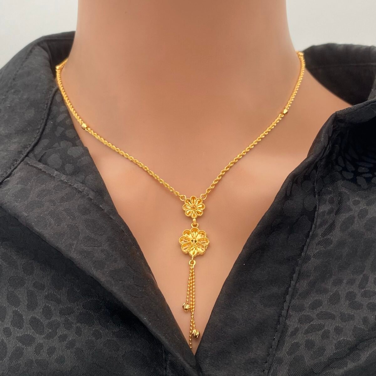 عقد ذهب عيار 21 الوزن 6.06 جرام