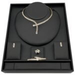 طقم طوق ذهب عيار 18 وزن 22.95 جم سواريه فخم يشرق أناقتك