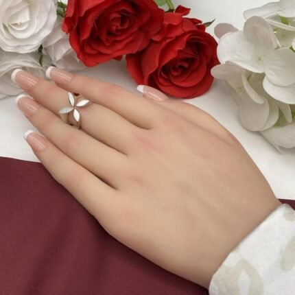 خاتم ذهب عيار 18 بتصميم ورق شجر الماسي الوزن 2.94 جرام