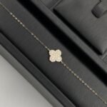 ⁦طقم ذهب ناعم عيار 18 وزن 3.29 جم زهره مرصعة تبهر دوماً⁩ - الصورة ⁦3⁩