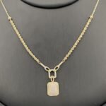 ⁦طقم ذهب عيار 18 وزن 8.07 جم مع تعليقة مربعة أنيقة⁩ - الصورة ⁦4⁩