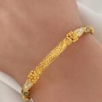 ⁦أسواره ذهب عيار 21 وزن 10.73 جرام تصميم هندي بنقوش تراثية وألوان جذابة⁩ - الصورة ⁦3⁩