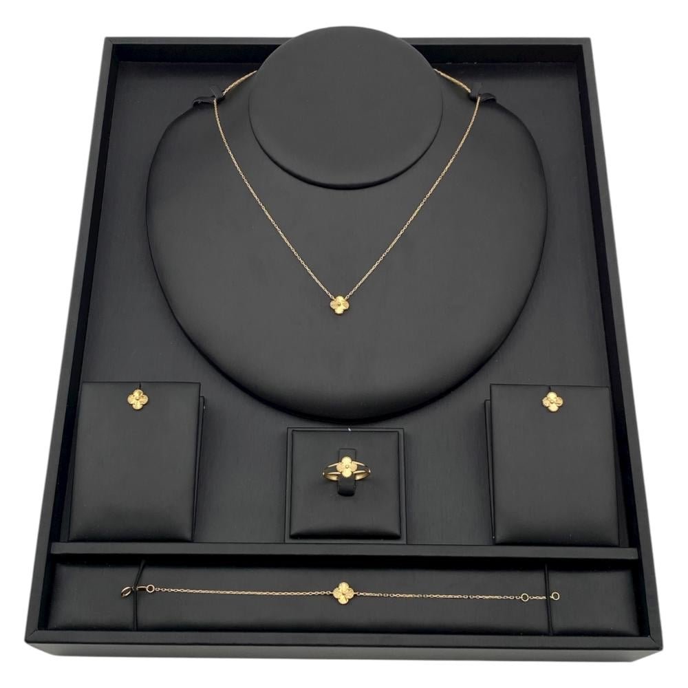 طقم ذهب انيق عيار 18 وزن 5.25 جم تصميم عالمي الأكثر طلبا بمتجرنا طقم ذهب انيق عيار 18 وزن 5.25 جم تصميم عالمي الأكثر طلبا بمتجرنا