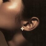 ⁦حلق ذهب عيار 18 الوزن 0.64 جرام⁩ - الصورة ⁦2⁩