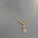 ⁦عقد ذهب ناعم عيار 21 وزن 1.26جم مزين بحجر أحمر يمنحك حضور لا يُنسى⁩ - الصورة ⁦5⁩