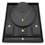 طقم ذهب ناعم عيار 18 وزن 7.82 جم تصميم عالمي بديع ومتألق