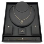 طقم ذهب ناعم عيار 18 وزن 6.50 جم بتعليقة أنيقة