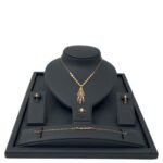 طقم ذهب عيار 21 وزن 8.36 جرام بتصميم بيضاوي وزخارف أنثوية راقية