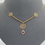 ⁦عقد ذهب الوردة عيار 21 وزن 1.71 جم بتعليقة حمراء أنيقة⁩ - الصورة ⁦5⁩