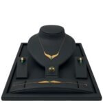 طقم ذهب جناح الصقر عيار 21 وزن 8.95 جرام بفص أخضر زمردي لامع أنيق