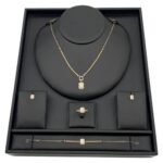 طقم ذهب عيار 18 وزن 8.07 جم مع تعليقة مربعة أنيقة