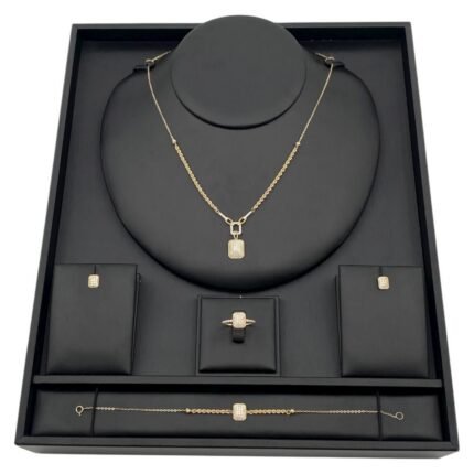 طقم ذهب عيار 18 وزن 8.07 جم مع تعليقة مربعة أنيقة