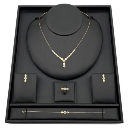 طقم ذهب كوبرا عيار 18 الوزن 9.12 جرام بتعليقة لإطلالة عصرية تخطف الأنظار