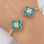 ⁦اسوار وخاتم ذهب عيار 18 وزن 10.00 جرام بتصميم روبرتو كوين باللون الأزرق الفيروزي الجذاب⁩ - الصورة ⁦3⁩