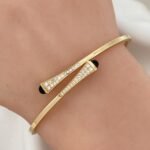 ⁦اسواره مع خاتم ذهب مارلي عيار 18 وزن 10.04 جرام بفصوص بيضاء وأطراف سوداء⁩ - الصورة ⁦2⁩