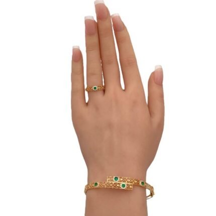 اسواره وخاتم ذهب عيار 21 وزن 7.55 جم تصميم ملتف مزين بفصوص خضراء