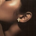 ⁦حلق ذهب عيار 18 وزن 0.90 جرام تصميم ناعم وأنيق⁩ - الصورة ⁦2⁩