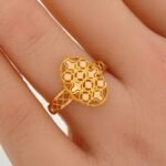 ⁦خاتم ذهب عيار 21 الوزن 1.56 جرام⁩ - الصورة ⁦2⁩