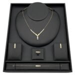 طقم كوبرا ذهب عيار 18 وزن 8.90 جم لإطلالة جرئية تخطف الأنظار