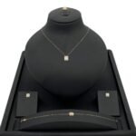 طقم ذهب ناعم عيار 18 وزن 2.79 جم بتعليقة مربعة جذابة