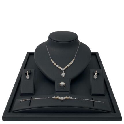 طقم ذهب عيار 18 الوزن 12.42 جرام