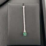 ⁦طقم ذهب ابيض بفص اخضر عيار 18 وزن 14.41 جم يعبّر عن أناقتك في كل مناسبة⁩ - الصورة ⁦2⁩