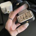⁦صندوق تخزين ذهب من الجلد الأبيض⁩ - الصورة ⁦2⁩