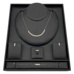 طقم ذهب شوميه عيار 18 وزن 6.58 جم تصميم ملكي يعكس أناقتك